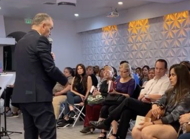Eduardo conversando con asistentes durante una presentación
