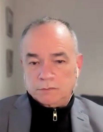 Eduardo en una conversación remota