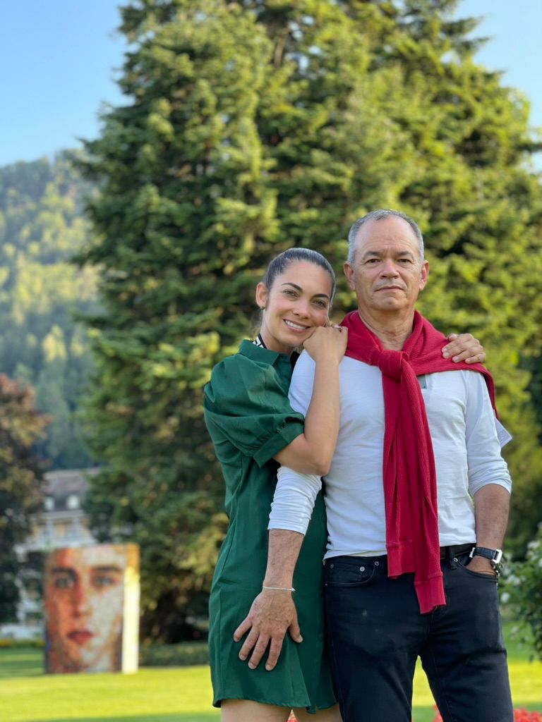 Eduardo y Blanca juntos en un entorno natural