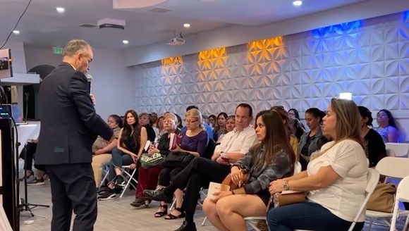 Eduardo durante una conferencia con público